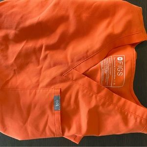 Figs small 1 pocket top and joggers in sunset orange